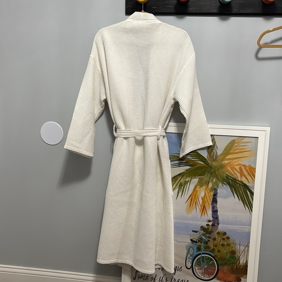 Mirko waffle weave white robe. Long sleeve, belt closure, and two front pockets - Picture 5 of 5